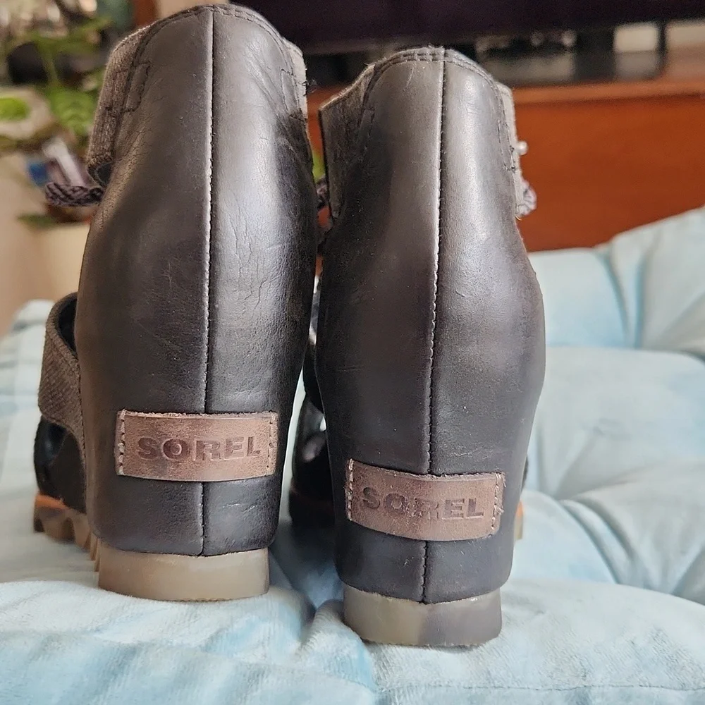 SOREL JOANIE LACE WEDGE SANDALS